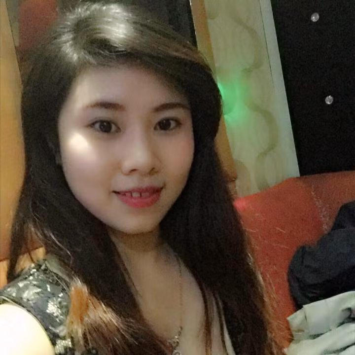 Cô dâu trẻ sở hữu ngoại hình khả ái, nước da trắng mịn và thân hình khá đầy đặn, được biết N. D là cựu sinh viên của trường Đại học Phương Đông, quê gốc ở Hà Nam, hiện cặp đôi đang làm việc tại Hà Nội.