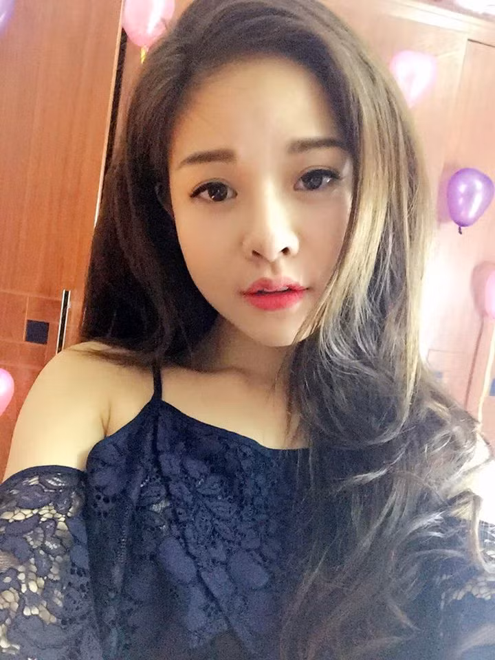 Sau khi bất ngờ nổi tiếng trên mạng xã hội, trang cá nhân của K.T nhanh chóng được dân mạng tìm ra. Ở các bức ảnh chụp cận mặt, mọi người không khỏi ngẩn ngơ trước nhan sắc xinh đẹp như hot girl của cô nàng.