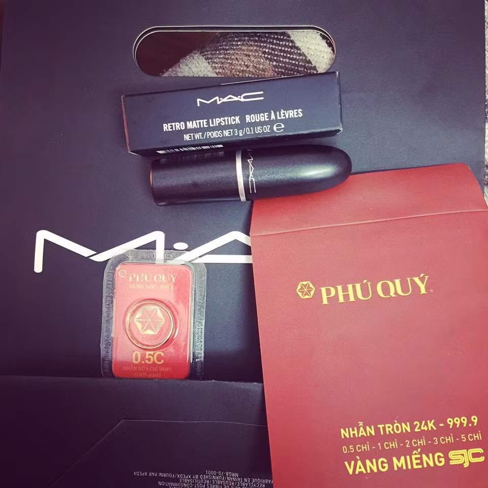 Không chỉ thể hiện sự tâm lý, chu đáo, bạn trai của "cô gái hạnh phúc nhất Vịnh Bắc Bộ" còn tặng quà sinh nhật cho K.T một thỏi son đắt tiền và chiếc nhẫn vàng giá trị.