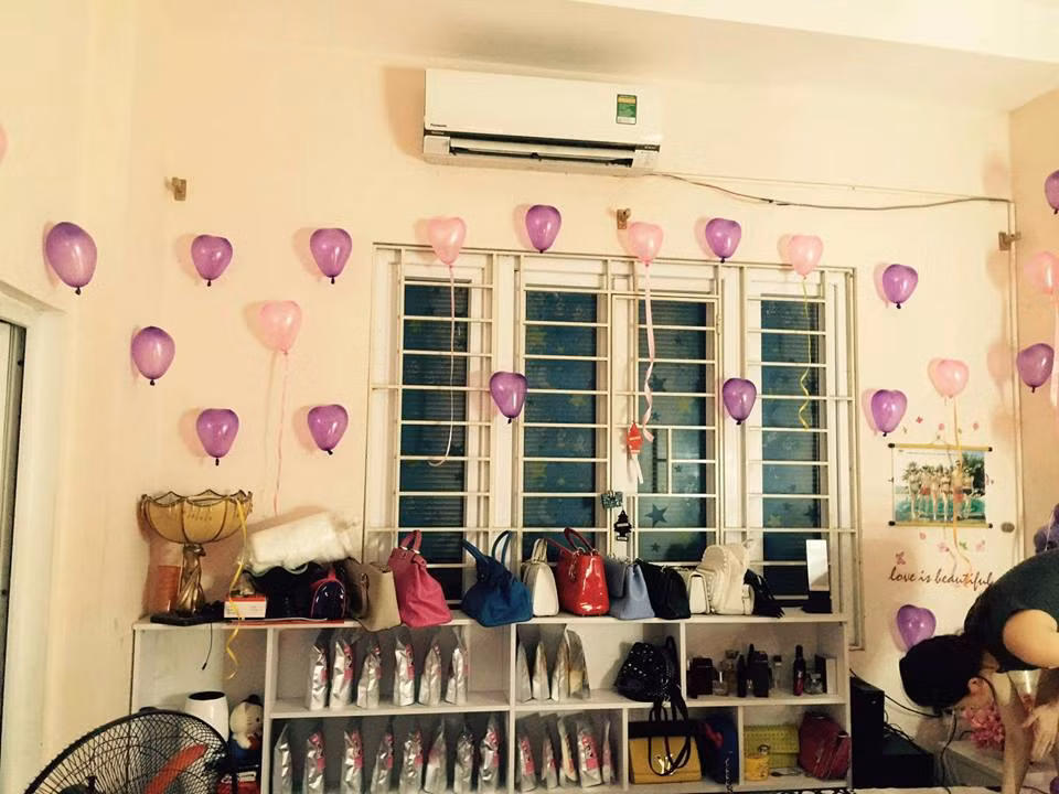 Trong phòng còn xuất hiện rất nhiều bóng bay, chứng tỏ người thực hiện đã mất rất nhiều thời gian và công sức để chuẩn bị cho buổi tiệc sinh nhật hoành tráng của người yêu.