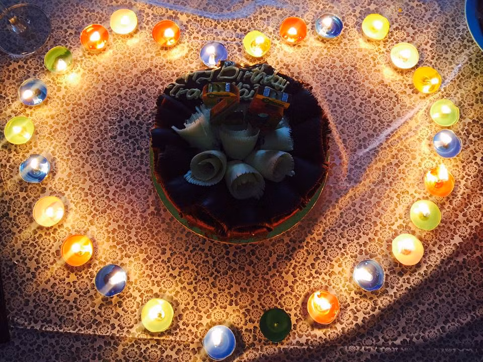 Dân mạng tặng cho K.T danh hiệu "cô gái hạnh phúc nhất Vịnh Bắc Bộ" sau khi câu chuyện của cô được đăng đàn và chia sẻ rộng rãi trên các trang tin. Một căn phòng tràn ngập ánh nến và chiếc bánh sinh nhật xinh xắn bên cạnh người bạn trai cực kỳ ga lăng, chắc hẳn K.T đã có những giây phút hạnh phúc vô cùng.