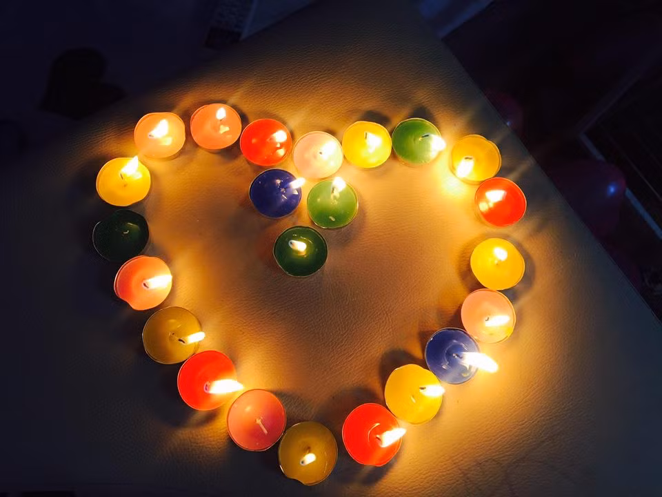 Ngay cả nến cũng được anh chàng này chuẩn bị chu đáo với nhiều màu sắc khác nhau xếp thành hình trái tim xinh xắn.