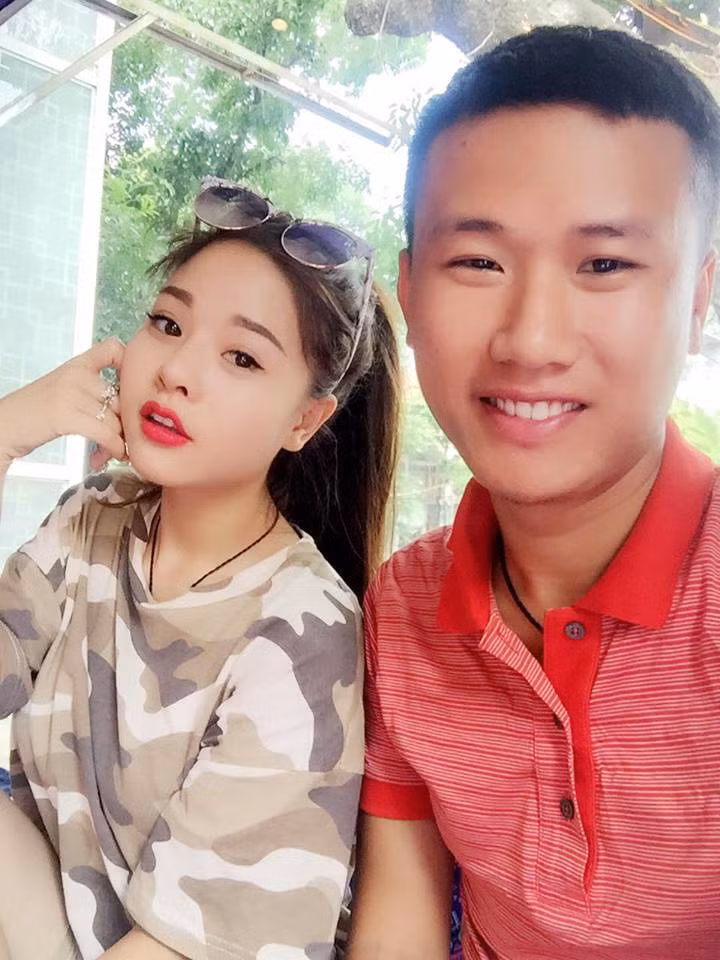 Bạn trai của K.T cũng có ngoại hình khá điển trai, họ xứng đôi vừa lứa kể cả về ngoại hình và cuộc sống. Các bức hình tình cảm của 2 người thường xuyên nhận được những lời khen ngợi có cánh của bạn bè và người thân. Ảnh trong bài: Facebook nhân vật.