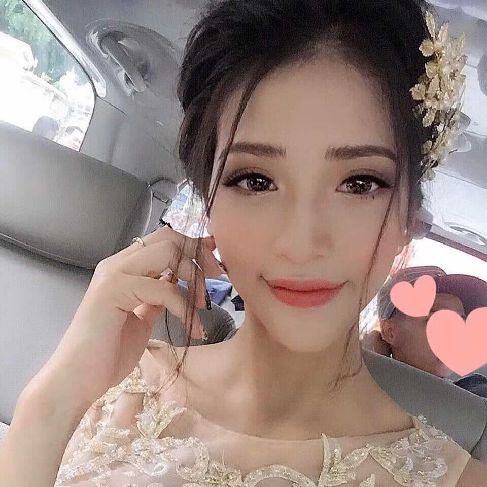 Bên cạnh những lời khen ngợi hết nấc về độ độc đáo, mới lạ của các bức ảnh, một bộ phận dân mạng lại cho rằng với cách tạo dáng hơi "lố" trong trang phục áo dài, cô dâu và đội bê tráp đã vô tình phá vỡ vẻ đẹp truyền thống, đi ngược lại thuần phong mỹ tục. Tuy nhiên, cô dân thẳng thắn đáp trả, mục đích của các bức ảnh chỉ mang tính chất vui là chính, đôi khi sự thay đổi, phá cách cũng không có gì là đáng chê trách.