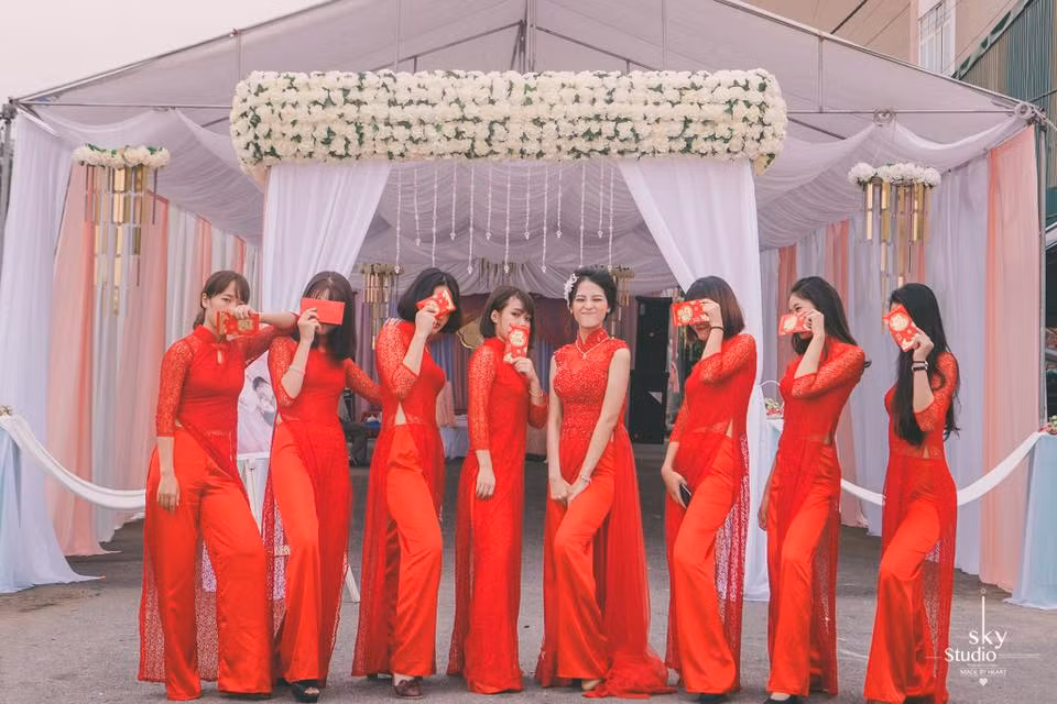 Theo như tìm hiểu, các bức ảnh trên được chụp lại tại đám cưới của cô dâu Nguyễn Khánh Ly (sinh năm 1995) và chú rể Nguyễn Như Phúc Việt (sinh năm 1994). Có lẽ để tạo không khí tươi vui trong ngày trọng đại, cô dâu và dàn phù dâu diễn sâu đã cho ra đời bộ ảnh hài hước với tư thế tạo dáng nhí nhố, chẳng giống ai để gây cười cho mọi người. Ảnh trong bài: Cường Nguyễn.