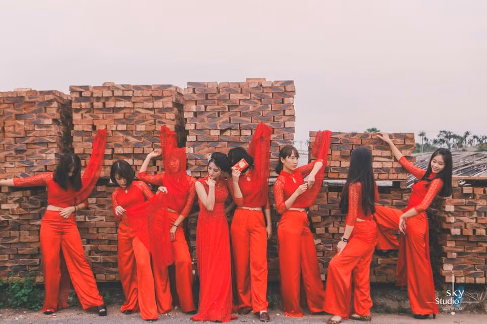 Sau khi các bức ảnh trên bất ngờ thu hút được sự quan tâm đặc biệt của dân mạng, cô dâu hào hứng cho hay, những bức ảnh mà mọi người đang rầm rộ chia sẻ được chụp trong lúc ngẫu hứng, sau khi chụp ảnh xong với nhà trai, cô dâu và đội tráp tranh thủ nghịch ngợm, pha trò, mọi người cũng không hề nghĩ chúng lại nhận được phản hồi tích cực đến vậy. Ảnh trong bài: Cường Nguyễn.