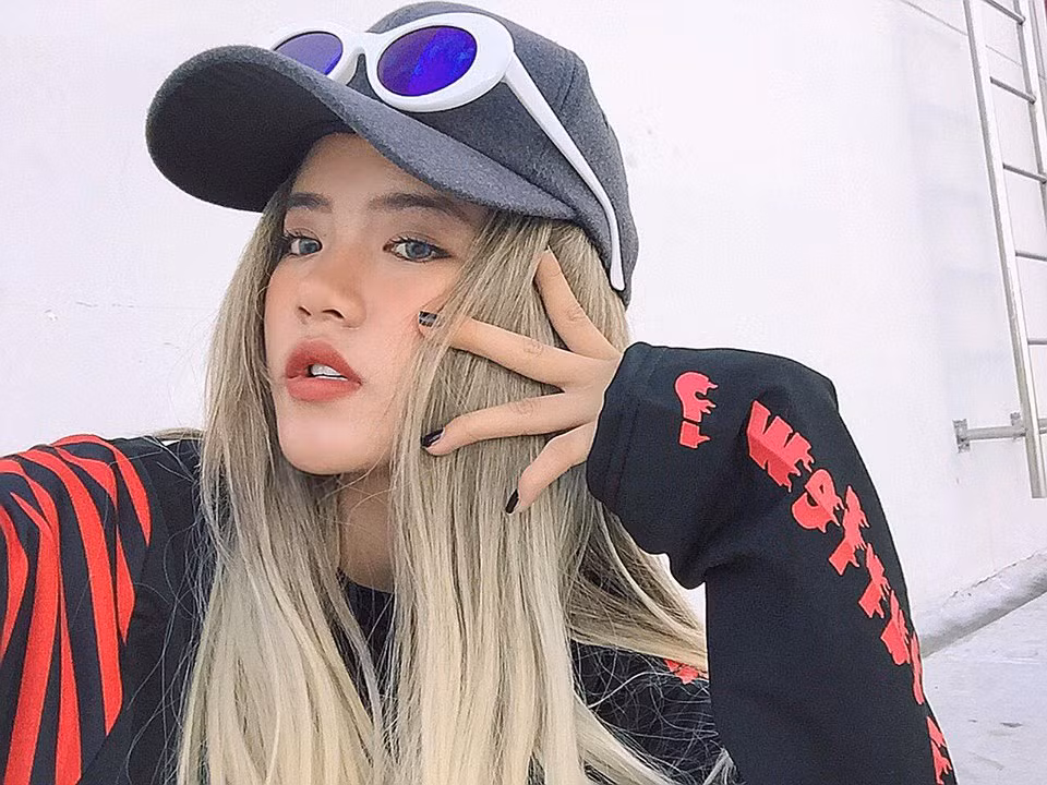 Thùy Trâm còn rất trẻ nhưng đã khiến nhiều người bất ngờ khi lỡ "lạc" bước vào trang cá nhân của cô và tận mắt chiêm ngưỡng những set đồ thời trang được mix&amp;match đẹp miễn chê.