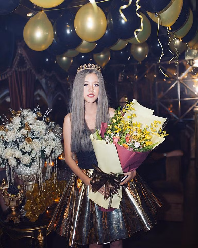 Dù chiếc váy Thùy Trâm mặc trong sinh nhật của mình khác hoàn toàn so với chiếc váy của Tùng Sơn mặc đi sự kiện, nhưng điểm tương đồng lớn nhất giữa hai người là màu tóc xám khói cùng chiếc vương miện đội bên trên rất ấn tượng, dễ tạo ra sự liên tưởng cho người đối diện. Dân mạng cũng dựa vào những đặc điểm này để so sánh và trêu chọc Thùy Trâm. Bản thân người đẹp 9X Đồng Nai cũng có một vài phản ứng trước hình ảnh được cho là "giống Tùng Sơn" này.