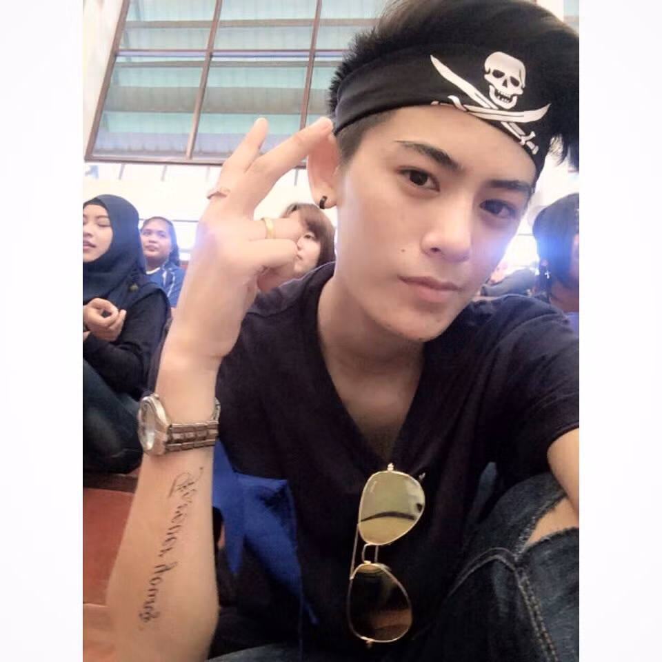 Minh chứng rõ nét nhất cho điều này chính là vòng 1 "phẳng lỳ" của Pannipa. Nếu như nhiều nữ sinh khác cũng theo phong cách tomboy nhưng cơ thể họ vẫn lộ rõ những đặc điểm của con gái thì riêng Pannipa, qua các trang phục ôm sát cơ thể, chẳng ai nghĩ đây là một thiếu nữ.