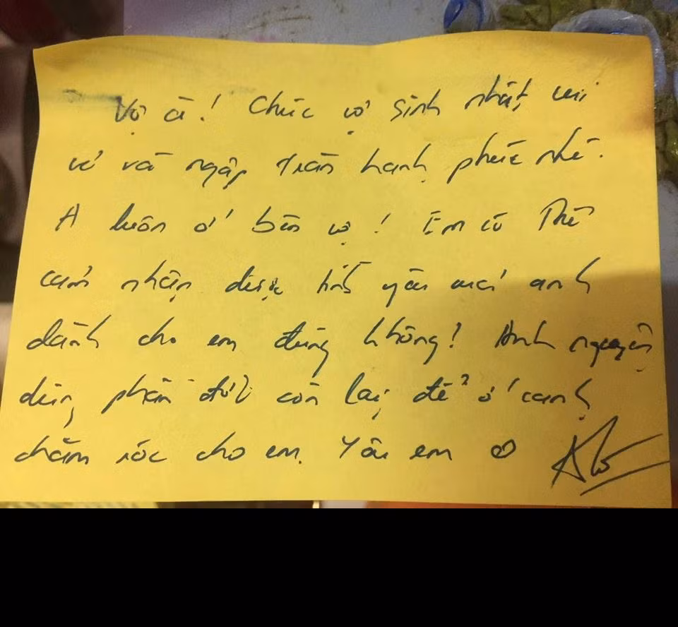 "Lá thư tình" do chính bạn trai K.T viết dành tặng cho bạn gái chất chứa tình cảm sâu sắc :"Vợ à, chúc vợ sinh nhật vui vẻ và ngập tràn hạnh phúc nhé. Anh luôn ở bên vợ! Em có thể cảm nhận được tình yêu của anh dành cho em đúng không? Anh nguyên dùng phần đời còn lại để ở cạnh chăm sóc cho em. Yêu em". Tuy "lá thư" chỉ được viết ở một mảnh giấy nhớ nho nhỏ nhưng người ta cũng cảm nhận được vô vàn tình yêu thương của người viết.
