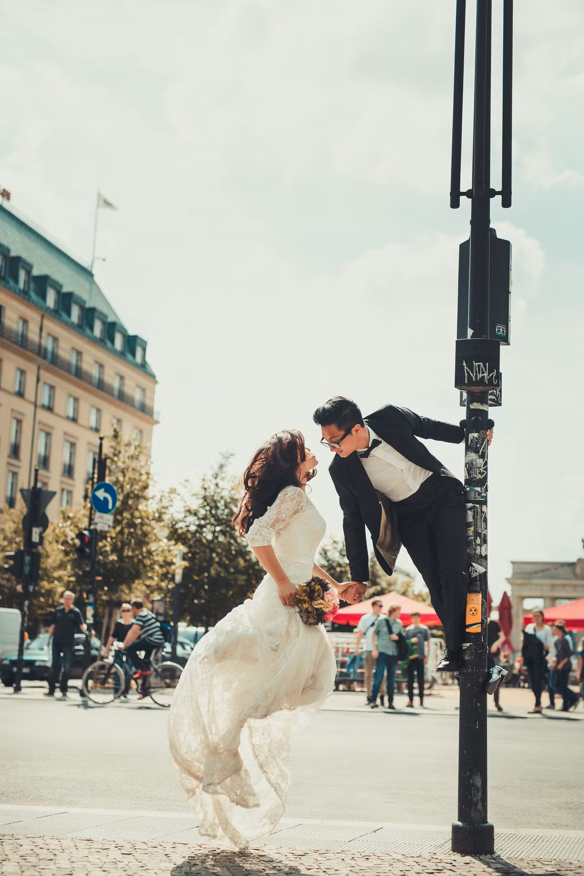 Yêu mến sự chân thành và cách quan tâm của Khánh Duy với mọi người xung quanh, Minh Thư quyết định làm mối anh với một cô bạn gái của mình. Ảnh: Nupakachi Studio.