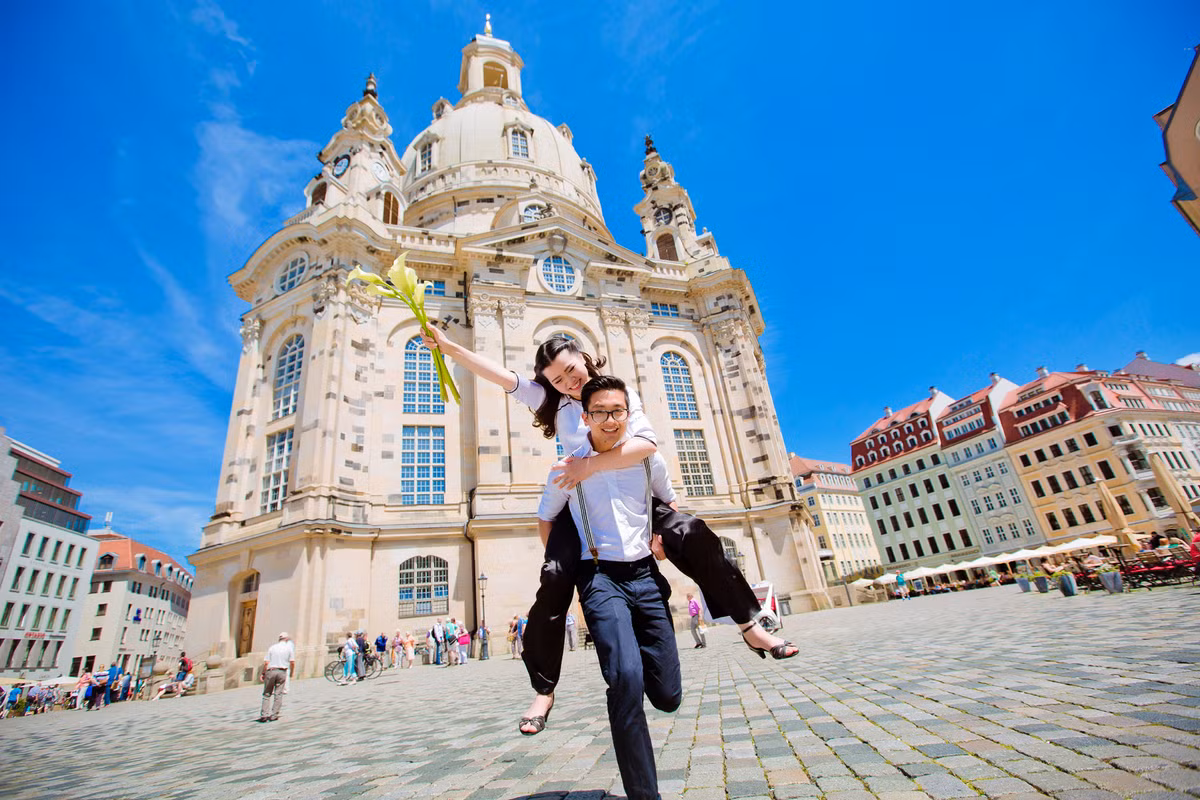 Tuy vậy, Minh Thư và Khánh Duy đều thấy may mắn vì được ở bên người bạn đời ở các mốc quan trọng như cấp 3 lên đại học, tốt nghiệp đại học rồi đi làm. Ảnh: Nupakachi Studio.