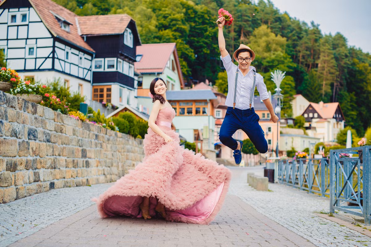 Kể về kỷ niệm đáng nhớ nhất, Minh Thư cho biết: "Lần đó, mình bị ốm nặng, phải vào viện để điều trị. Anh đã lên tàu từ sáng sớm để đến chăm sóc mình. Vừa đến nơi được 2 tiếng thì mẹ và em gái mình đến, nên anh lại lủi thủi đi tàu về lại Berlin". Ảnh: Nupakachi Studio.