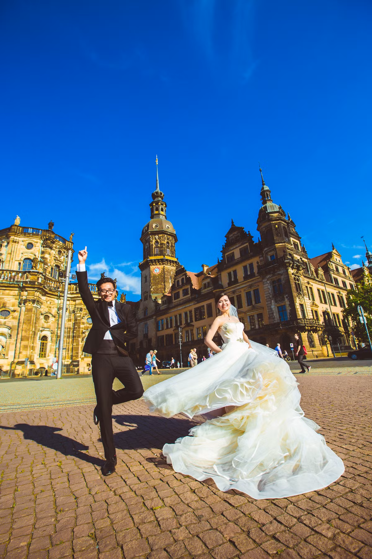 Nói về câu chuyện làm mối “xịt”, “hỏng súng đền đạn”, định làm mối nhưng lại yêu luôn “khách mối”… cho đến hiện tại Minh Thư vẫn không thể nhịn cười và không thể tin rằng tình yêu lại đến với mình theo cách “chẳng giống ai” như vậy. Ảnh: Nupakachi Studio.