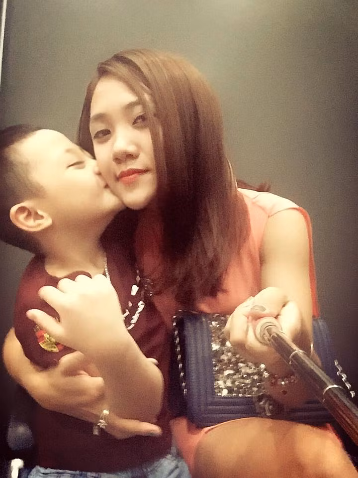 Có lẽ chỉ những ai thân thiết với Lan Phương mới hiểu hết những vất vả, khó khăn mà cô đã từng trải qua sau khi chia tay chồng. Trước đó, Lan Phương từng theo học tại trường Đại học kinh tế Quốc dân nhưng đành bỏ ngang ở nhà lập gia đình, kết hôn được một thời gian ngắn cô lại ngầm ngùi ly hôn vì chồng mải chơi, không chịu tu chí.