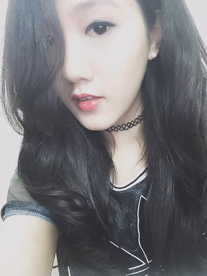 Nếu như ở độ tuổi của Lan Phương, bạn bè đồng trang lứa của cô vẫn đang tận hưởng cuộc sống vui vẻ, ấm êm bên gia đình thì Lan Phương đã một mình nuôi con, lập nghiệp và tạo dựng được cơ ngơi đồ sộ mà bao người ngưỡng mộ. Cô gái xinh đẹp hiện đang làm chủ một cửa hàng kinh doanh thời trang nam có doanh thu khoảng 100 triệu/tháng.