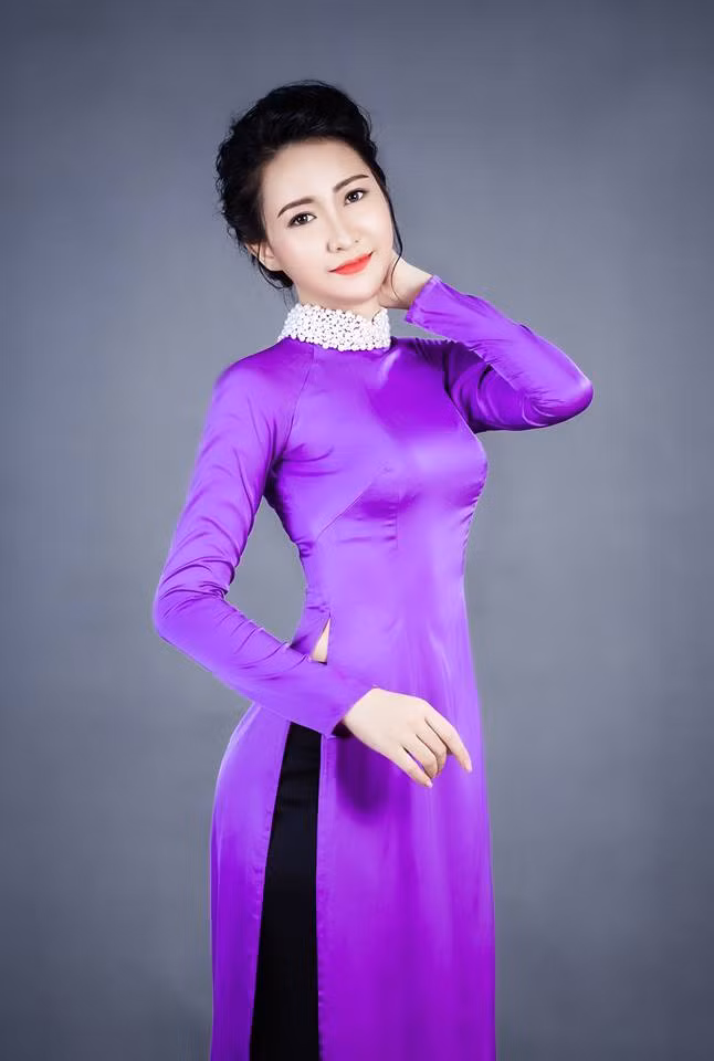 Phạm Nguyễn Đài Trang, sinh ngày 28/7/1995 sở hữu chiều cao 1m72 và số đo 3 vòng cân đối, cô nàng Hoa khôi Đại học Vinh tạo được ấn tượng trong lòng mọi người nhờ nụ cười ngọt ngào, gương mặt kiêu sa, quý phái và chiếc mũi cao lai Tây. Ảnh trong bài: Facebook nhân vật.