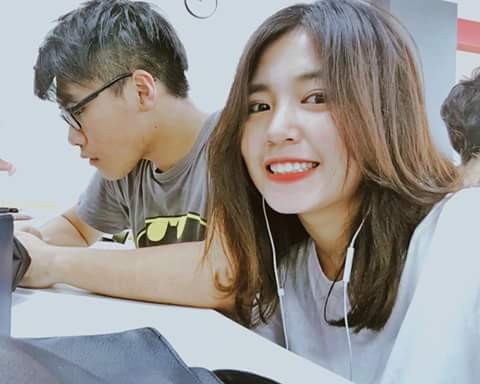 Có vẻ như Mẫn Tiên đang sống trong những tháng ngày vui vẻ, hạnh phúc bên bạn bè mới và có cơ hội học tập, thăm thú nhiều nơi. Trên trang cá nhân của mình, hot teen 9X cập nhật khá thường xuyên các hoạt động trên lớp học, nô đùa vô tư cùng bạn đủ để mọi người cảm thấy dù xa nhà nhưng Mẫn Tiên đã hòa nhập rất nhanh và thích nghi rất tốt với cuộc sống mới.