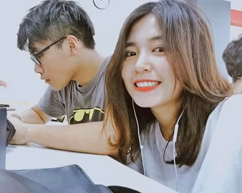 Có vẻ như Mẫn Tiên đang sống trong những tháng ngày vui vẻ, hạnh phúc bên bạn bè mới và có cơ hội học tập, thăm thú nhiều nơi. Trên trang cá nhân của mình, hot teen 9X cập nhật khá thường xuyên các hoạt động trên lớp học, nô đùa vô tư cùng bạn đủ để mọi người cảm thấy dù xa nhà nhưng Mẫn Tiên đã hòa nhập rất nhanh và thích nghi rất tốt với cuộc sống mới.