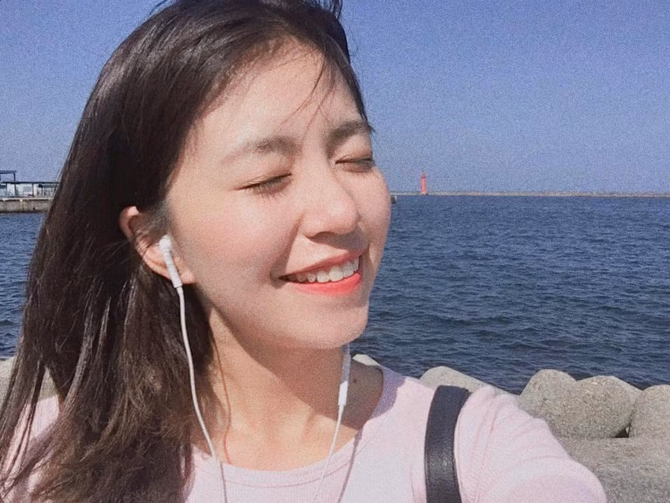  Hot girl Mẫn Tiên, một trong những cô nàng hot teen đình đám một thời trong nhóm "Bộ ba sát thủ" bao gồm Quỳnh Anh Shyn và An Japan nhận được sự yêu thích đông đảo của các bạn trẻ trên khắp cả nước. Nếu như 2 cô bạn thân liên tục xuất hiện trong các dự án nghệ thuật lớn nhỏ thì Mẫn Tiên lại hoàn toàn im ắng và tập trung vào việc học. Mới đây, các fan tỏ ra ngỡ ngàng khi cô bạn thông báo mình đang du học tại xứ sở hoa anh đào cùng nhiều bức ảnh xinh khó cưỡng.