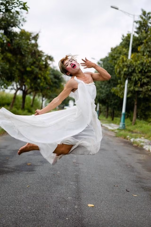 Nếu như trước đây đa phần dân mạng đều quăng những lời chỉ trích, châm biếm nhân vật bị cho là "thảm họa mạng" mới này thì đến nay, sau thông tin Tùng Sơn phải đến công an cầu cứu, dư luận như đang dần đổi chiều. Tùng Sơn từ một kẻ đáng trách, đáng chửi giờ trở thành một người đáng thương, cần được bênh vực và nhận được sự giúp đỡ để "đòi lại công bằng". Tuy nhiên theo quan điểm của một vài bạn trẻ kỹ tính, quen cẩn trọng thì việc vội tin vào tất cả những gì Tùng Sơn nói lúc này là không nên.