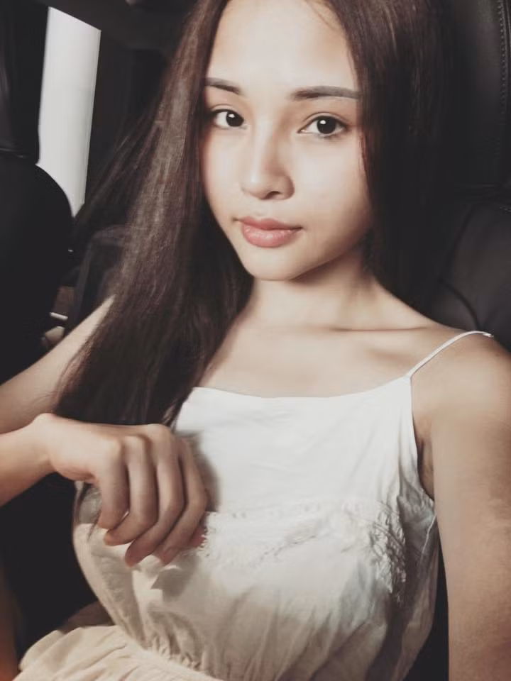 Ngoại hình bắt mắt và phong thái tự tin cùng tính cách thật thà, chăm chỉ đã giúp Mai tìm được người đàn ông đích thực của đời mình. Trong câu chuyện tình cổ tích, cô gái trẻ được ví như nàng lọ lem, may mắn gặp được chàng hoàng tử nhưng “may mắn chỉ đến với những người dám yêu hết mình”, lời chia sẻ chân thành từ Mai khi được mọi người hỏi về tình yêu của cô.