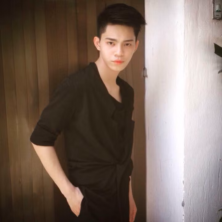 Mới đây, Bá Thảo cũng đã hào hứng đăng ký tham gia chương trình Cười xuyên Việt để thử sức với vai trò của một diễn viên, dù chưa học qua các trường lớp đào tạo về diễn xuất nên chàng trai quê gốc An Giang coi đó là cơ hội để trải nghiệm.