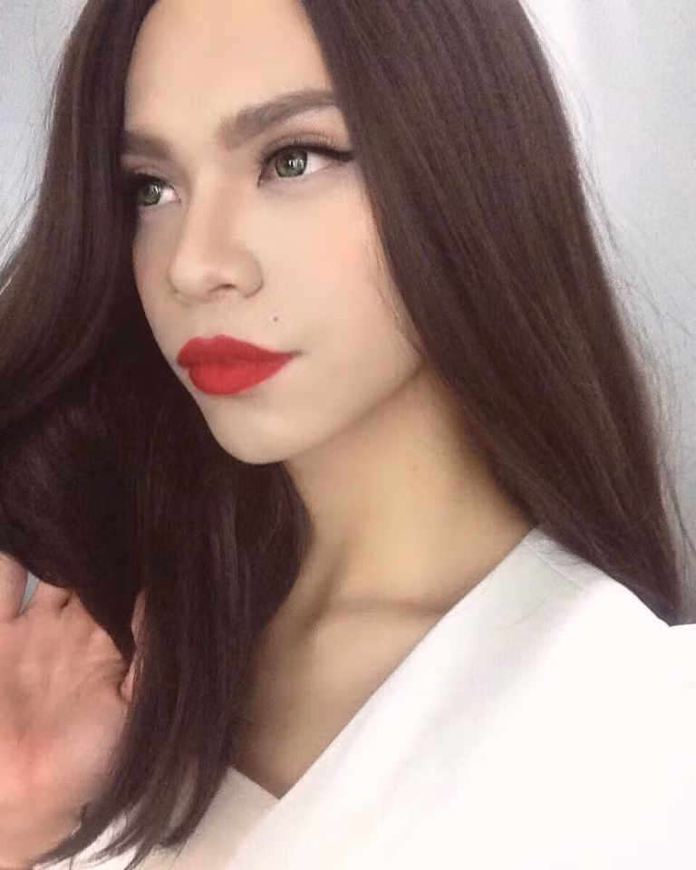 Có lẽ, ngay cả Hà Hồ khi xem bức ảnh này cũng phải bật cười thích thú vì ngoại hình và nét biểu cảm của mình lại được Bá Thảo copy và "diễn sâu" đến vậy. Càng lớn chàng trai trẻ lại càng có được mọi người khen vì ngoại hình giống bản chính đến 99% khi ăn mặc, trang điểm theo phong cách đậm chất quý cô thời thượng.