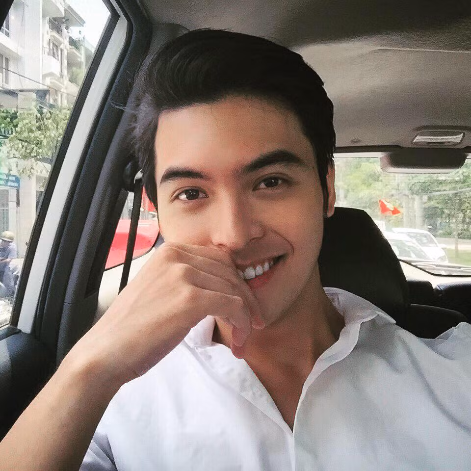 Trước khi được mọi người chú ý trong vai diễn "hot boy bán bánh", Công Dương từng đạt giải Nhất cuộc thi H2Teen Concert 2011 và hoạt động nghệ thuật dưới vai trò ca sỹ. Chàng trai Sài thành đã góp mặt trong nhiều series phim sitcom nổi tiếng như: Tiệm bánh hoàng tử bé, Chiến dịch chống ế, 8 Văn Phòng…