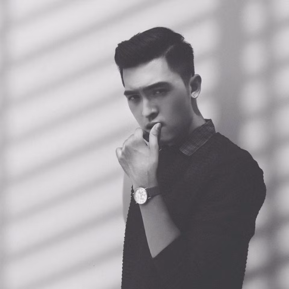 Hiện trang cá nhân của Công Dương đang sở hữu gần 10 nghìn người theo dõi, mỗi bức ảnh của anh chàng đăng đàn đều nhận được hàng trăm bình luận khen ngợi của các cô gái.