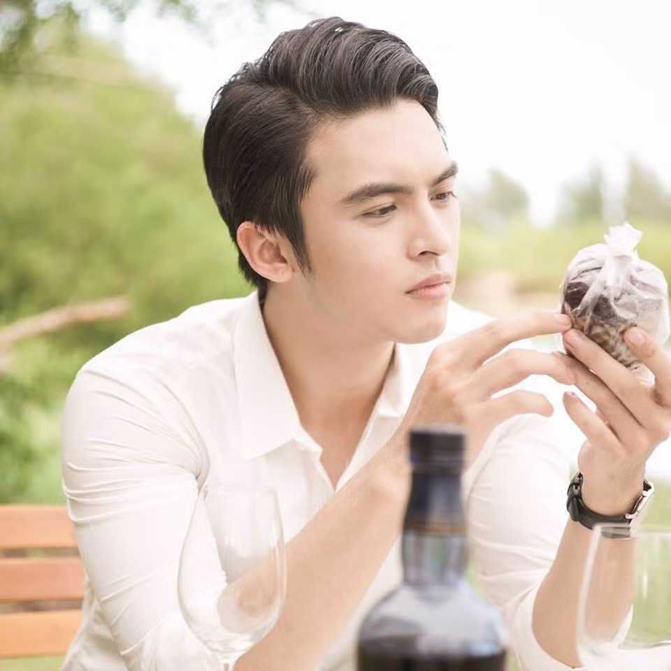 Được nhận xét là một hot boy trẻ đa tài, có thể thực hiện tốt nhiều công việc cùng lúc, Công Dương đang ngày càng khẳng định được tài năng và sự nỗ lực của bản thân qua hàng loạt những vai diễn và công việc mình đang theo đuổi.