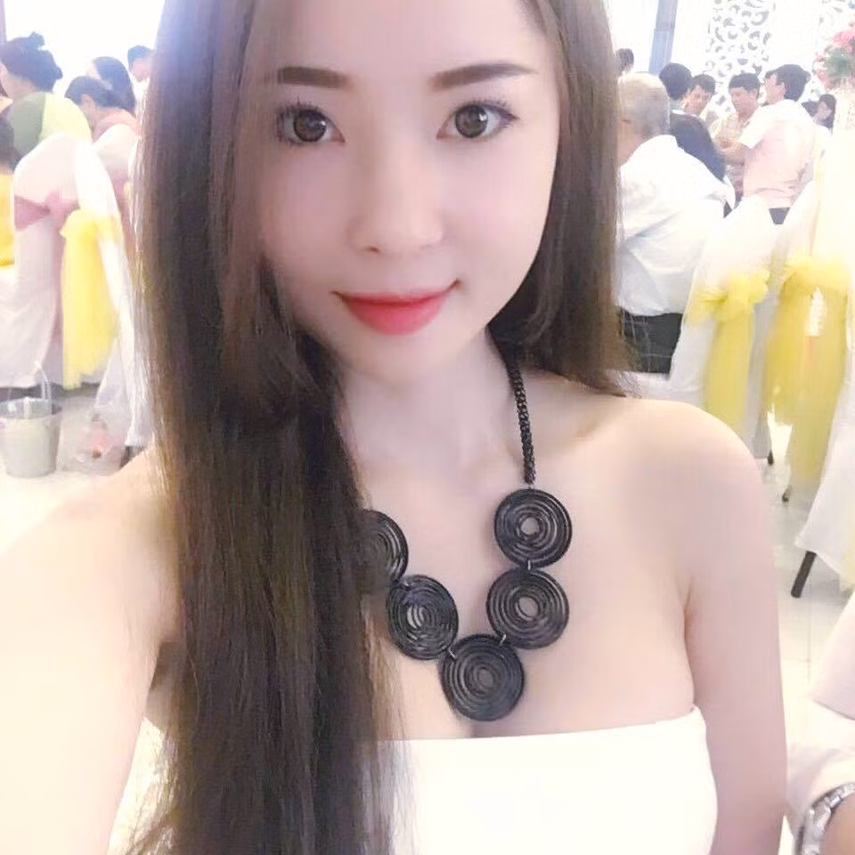 Theo đuổi hình tượng gợi cảm, nữ tính, trang cá nhân của hot girl chân dài 1m1 hiện đang sở hữu khoảng gần 50 nghìn người theo dõi. Ảnh trong bài: Facebook nhân vật.