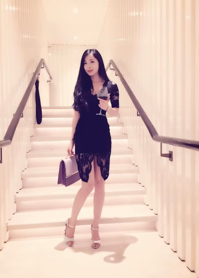 Có lẽ đôi chân dài, thẳng, trắng mịn là một trong những vũ khí lợi hại nhất giúp Ngọc Anh tự tin nổi bật trước đám đông mỗi khi diện các trang phục ôm sát và váy ngắn, quần sooc. Các trang phục này cũng được người đẹp 9X yêu thích và diện rất thường xuyên mỗi khi khoe ảnh trên trang cá nhân.