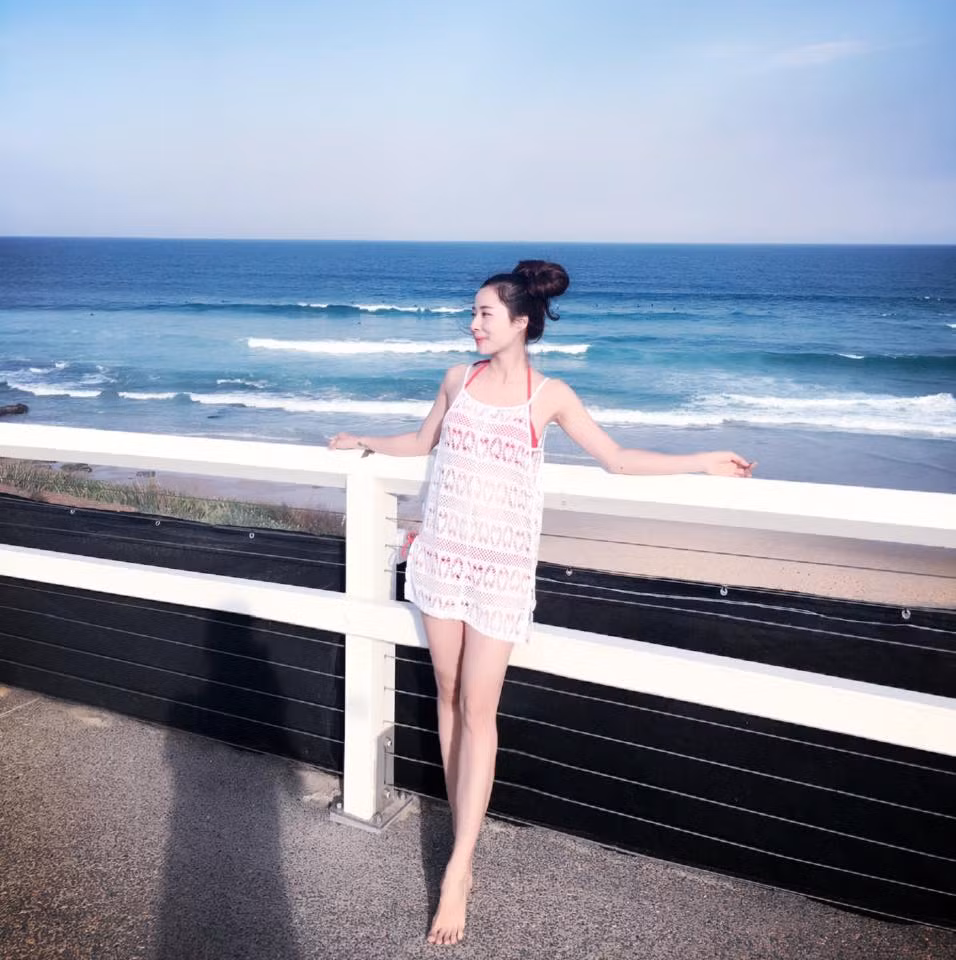 Chu Ngọc Anh, hot girl Ninh Bình từng được dân mạng biết đến khi còn là thành viên của nhóm nhạc nữ Younq trong khoảng thời gian 2 năm. Người đẹp sinh năm 1993 tạo được ấn tượng trong lòng người hâm mộ nhờ đôi chân dài miên man 1,1m, thẳng tắp với chiều cao 1m71 và thân hình nóng bỏng.