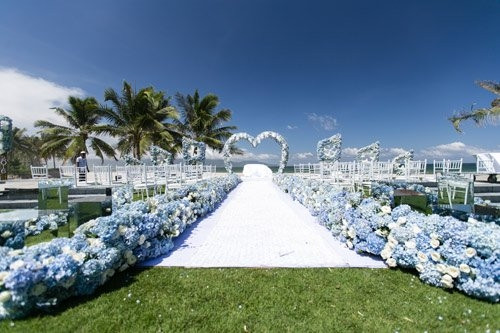 Sau 2 năm tìm hiểu, cuối cùng cô dâu Việt đã chính thức nhận lời cầu hôn và trở thành vợ của người chồng ngoại quốc giàu có. Đám cưới xa hoa, lộng lẫy của Mai được tổ chức tại một resort cao cấp của thành phố Đà Nẵng. Sân khấu cưới diễn ra ngoài bãi biển và trang trí bằng toàn bộ hoa nhập khẩu đắt tiền. Trong ngày trọng đại nhất cuộc đời, Mai khoác trên mình bộ váy cưới trắng tinh khôi mang thương hiệu Vera Wang có giá trị lên đến cả trăm triệu.