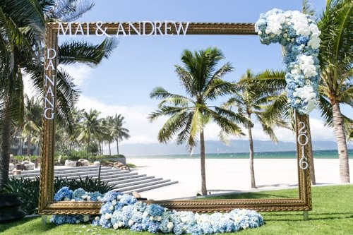 Được biết, chi phí cho đám cưới đẹp như mơ ước tính vào khoảng 2 tỷ đồng, trong đó, tiền tổ chức sự kiện là 700 – 800 triệu đồng, chi phí di chuyển và ăn ở cho khách mời là 900 triệu. Tuy số lượng khách mời chỉ có 50 người nhưng không vì thế mà mất đi sự ấm cúng, thân tình và náo nhiệt của hôn lễ.