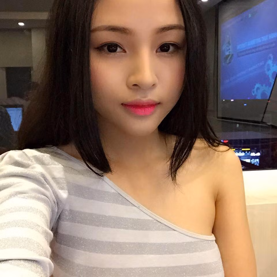 Ngoài đời thường Mai sở hữu ngoại hình xinh đẹp, lôi cuốn và vóc dáng cân đối. Cô gái 27 tuổi được nhiều người khen ngợi có nhan sắc xinh như hot girl. Thời gian trước Mai từng tốt nghiệp trường Cao đẳng du lịch Hà Nội và làm hướng dẫn viên du lịch, một vài năm qua cô chuyển sang kinh doanh mỹ phẩm tại Hà Nội. Có thể thấy, tuy có người yêu đại gia nhưng Mai vẫn là một cô gái độc lập, mạnh mẽ và luôn có ý chí phấn đấu cho sự nghiệp của riêng mình. Đây cũng là một trong những lý do Mai được chồng yêu thương hết mực.