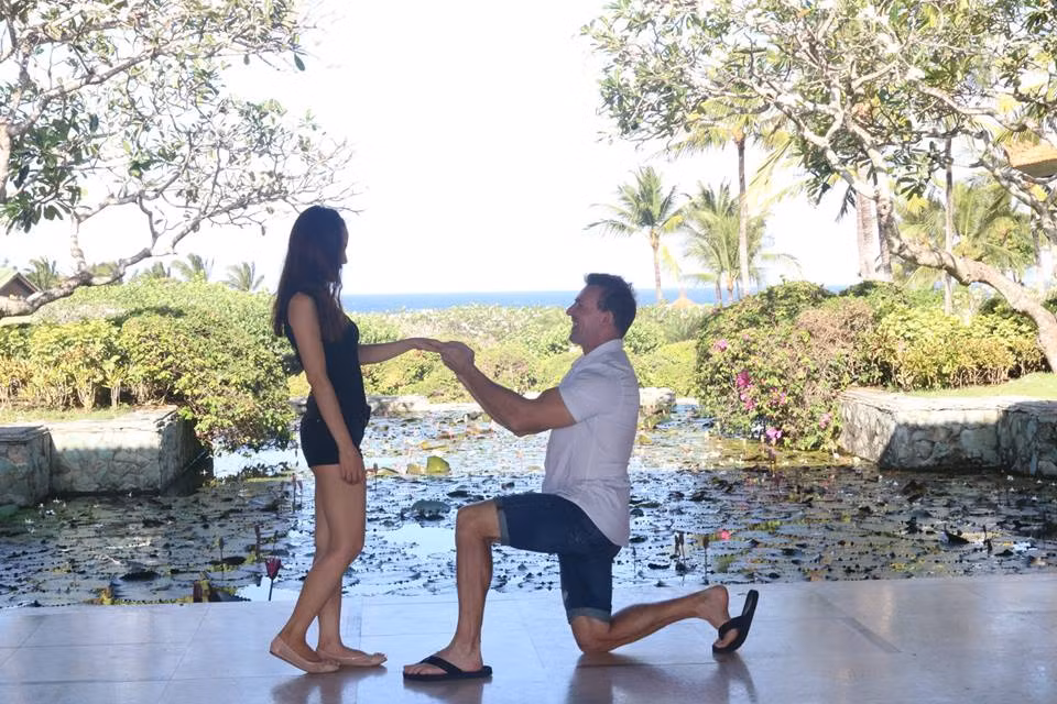 Khoảng thời gian yêu nhau, Mai và chồng đã đi du lịch khá nhiều nơi như Canada, Trung Quốc, Indonesia đến Maldives, mỗi nơi đi qua cô dâu 8X đều nhận được lời cầu hôn ngọt ngào từ chồng nhưng Mai vẫn chưa đồng ý.