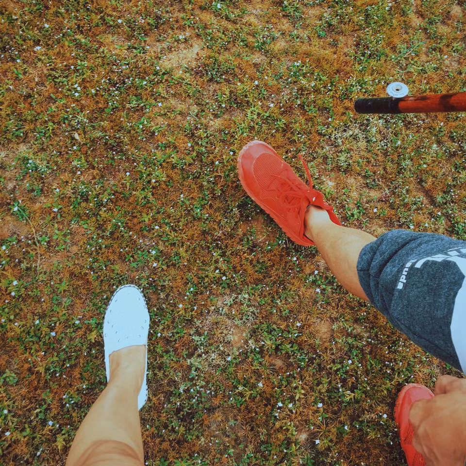 Chàng là dân trong nghề và nàng cũng làm diễn viên, vậy nên việc đoạn clip được quay có màu sắc và hình ảnh sinh động, sáng tạo bắt mắt cũng là điều vô cùng dễ hiểu. Họ đã cùng nhau trải nghiệm rất nhiều điều thú vị tại Sapa như: cùng ăn ngô nướng, đi chợ đêm, trò chuyện cùng những đứa trẻ vùng cao... những điều tưởng chừng đơn giản như thế thôi nhưng với Quang Thành và Vân Anh thì đó là một niềm hạnh phúc khó tả.