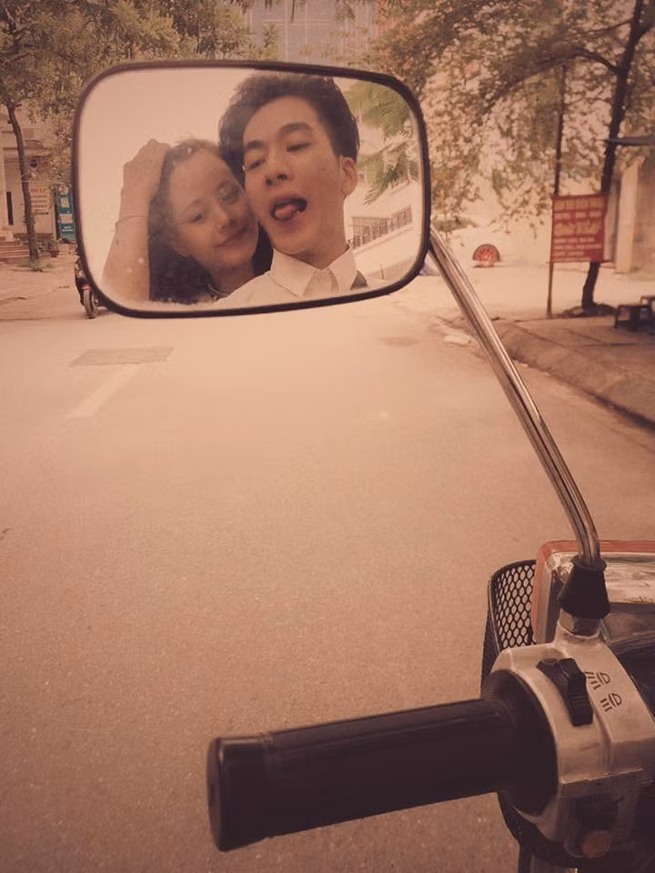 Vân Anh chia sẻ, nhà bạn trai cô ở Dương Quảng Hàm, còn cô ở Hoàng Quốc Việt, vì nhà 2 người rất gần nhau nên ngày nào họ cũng có có hội gặp gỡ, đôi khi chỉ cần nhìn mặt nhau thôi cũng đủ thấy vui vẻ.