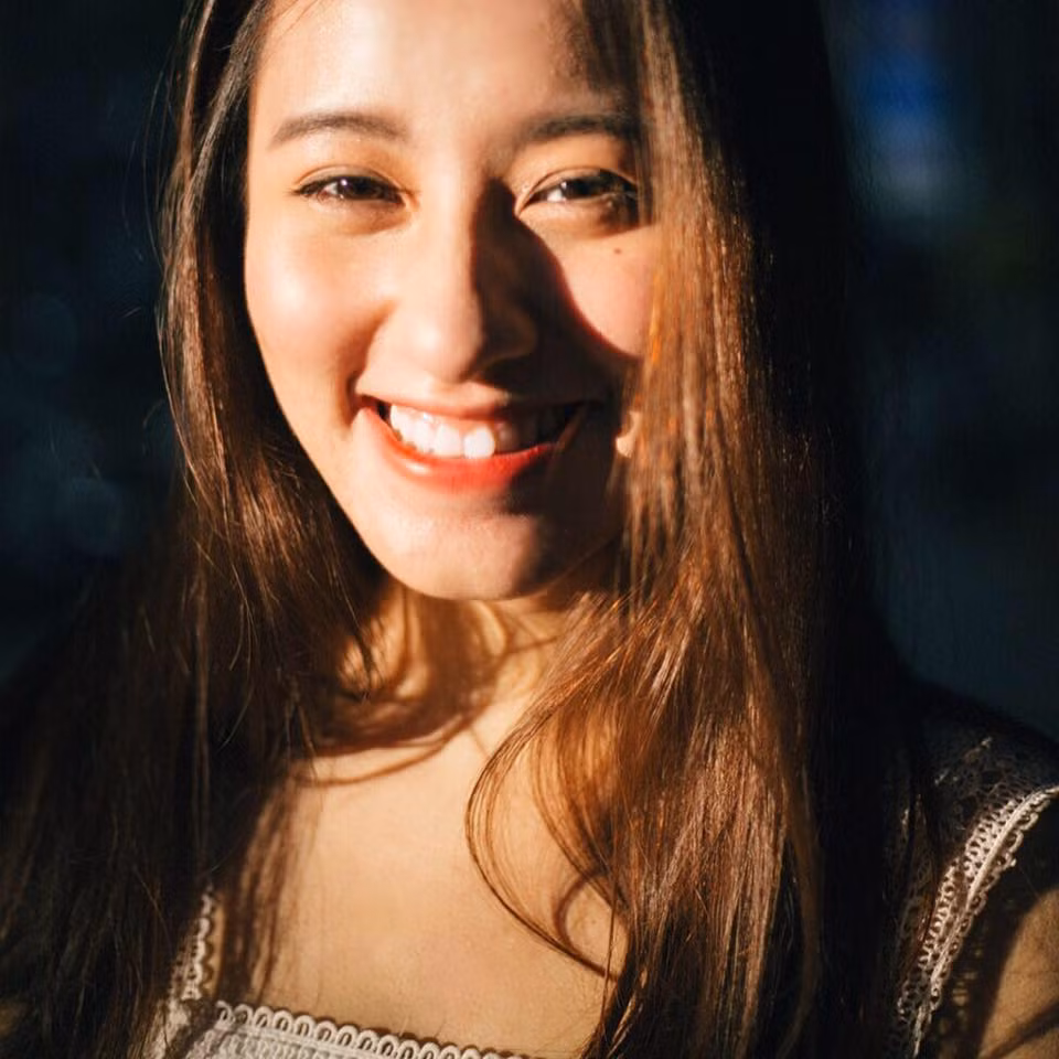 Sở hữu các đường nét hài hòa, chiếc mũi cao, đôi lông mày thanh tú, Nhật Mỹ luôn khiến người đối diện ngẩn ngơ nếu lần đầu gặp gỡ. Không theo đuổi phong cách gợi cảm, sexy như nhiều cô gái hiện đại, Nhật Mỹ tạo được ấn tượng bằng vẻ trong sáng, tính cách thân thiện, hòa đồng.