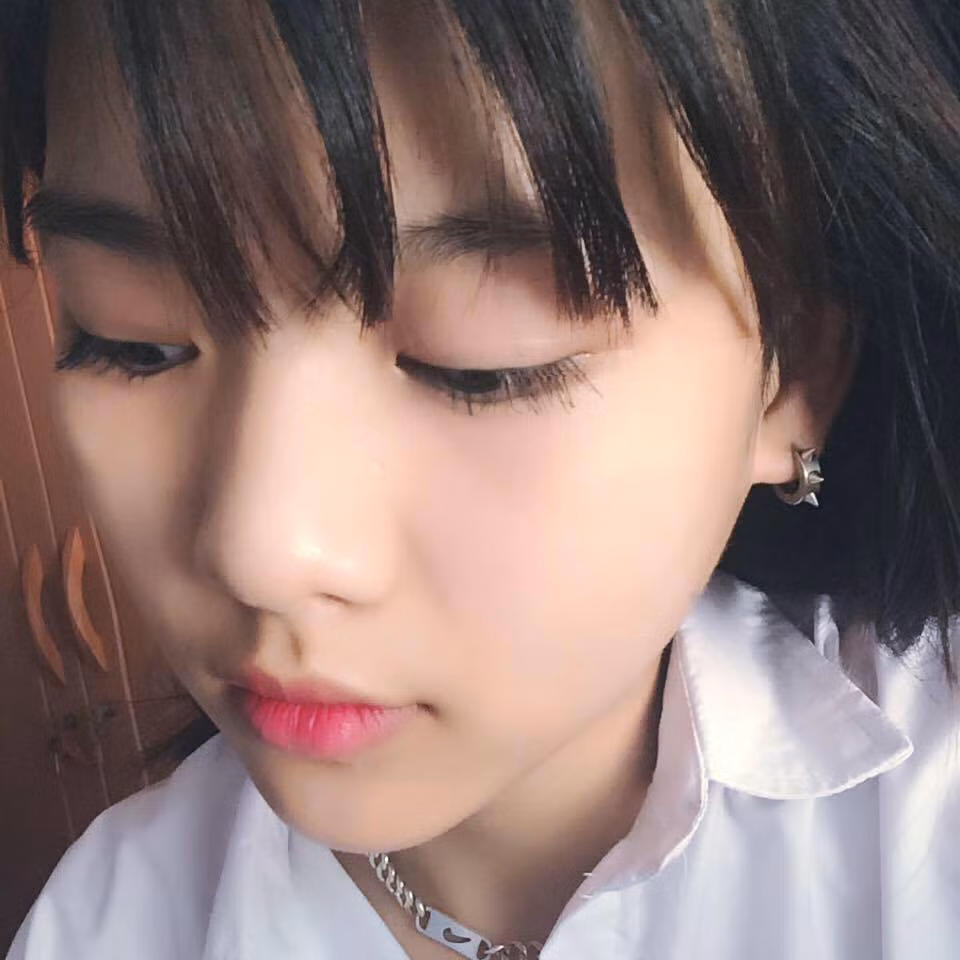 Khi đang dỗi bạn trai, Nhung không hề biết việc mình đã bị quay lén và có nhiều hành động, cử chỉ rất tự nhiên, dễ thương. Sau khi thấy đoạn clip này được dân mạng chia sẻ rầm rộ, cô nữ sinh trẻ tuổi cũng đã cảm thấy vô cùng bất ngờ. Trang Nhung coi đây là một kỷ niệm vui và dù nó khiến cô được nhiều người quan tâm nhưng hiện tại cuộc sống, việc học tập của cô vẫn không có gì thay đổi.