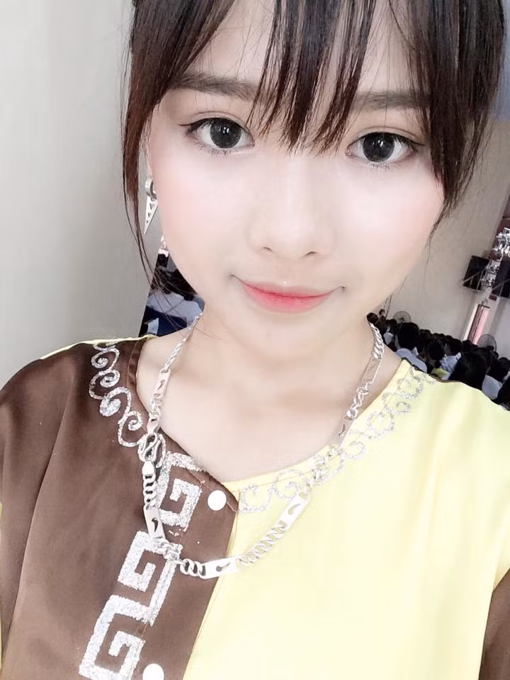 Tuy nhiên cũng có một số dân mạng săm soi hơi quá đà và dùng khá nhiều lời lẽ thiếu lịch sự để bình luận về ngoại hình cùng đoạn clip của Trang Nhung. Họ cho rằng Nhung năm nay mới học lớp 10 việc có người yêu, bạn trai là quá sớm và hoàn toàn có thể gây ảnh hưởng đến việc học tập. Số khác lại để ý được rằng trong đoạn clip vừa qua, Nhung sử dụng cách xưng hô "tao - mày" với bạn trai và dựa vào đó chê bai cô nàng thiếu phép tắc và kém tôn trọng người khác.