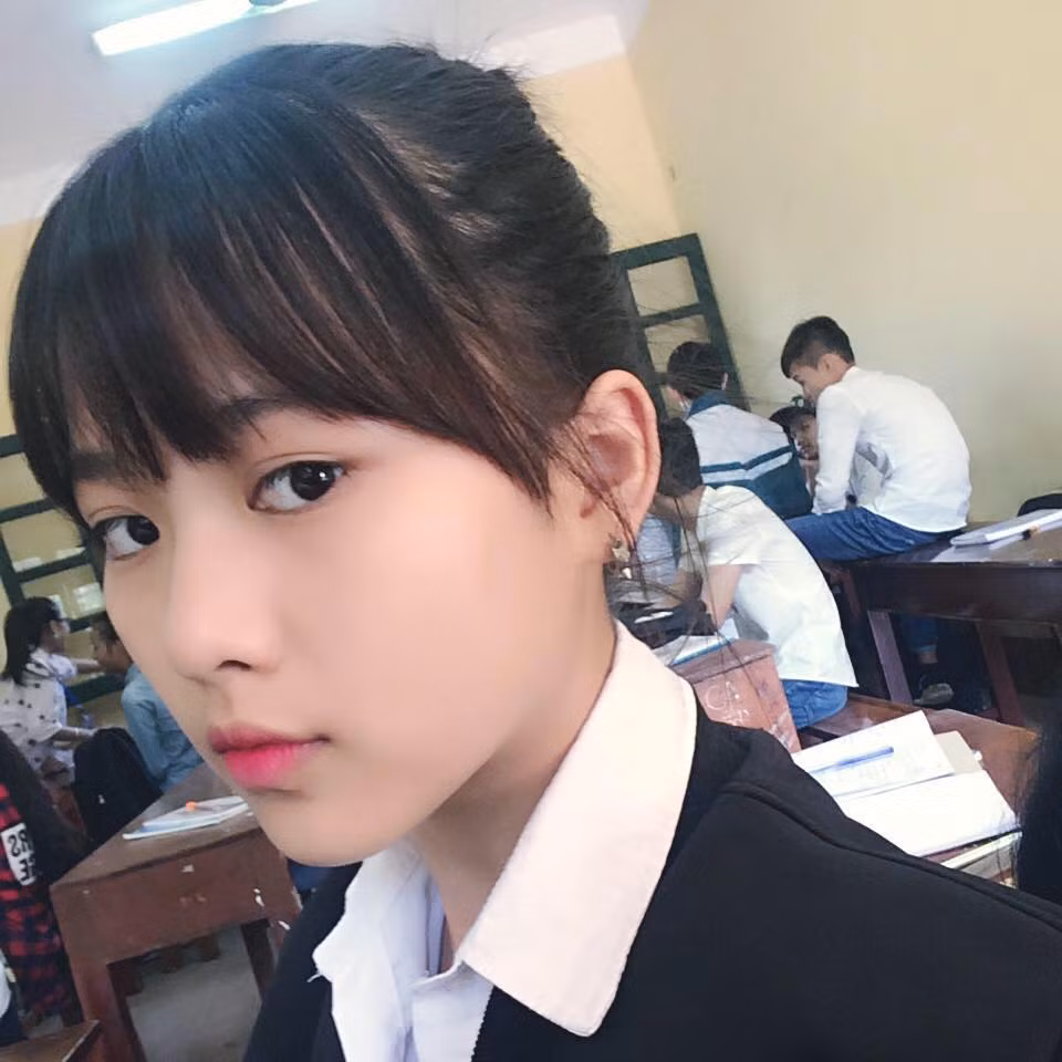 Theo tìm hiểu, cô gái đến dỗi cũng xinh hút hồn này là Trần Trang Nhung, sinh năm 2001, hiện đang là học sinh lớp 10 trường THPT Thái Nguyên, tỉnh Thái Nguyên. Còn nhỏ tuổi nhưng Trang Nhung đã có khuôn mặt rất xinh đẹp, khuôn miệng nhỏ xinh và sống mũi cao, tạo vẻ đáng yêu, cuốn hút không thua kém gì các hot girl. Đây cũng chính là điểm khiến chỉ sau một đoạn clip ngắn chưa đầy 1 phút, Trang Nhung trở thành nhân vật được đông đảo dân mạng quan tâm.