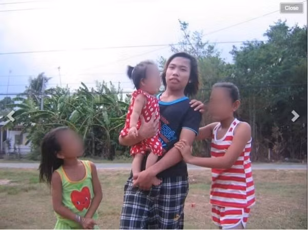 Gia cảnh của Tùng Sơn ở quê nhà rất nghèo. Bố mẹ đều đã ngoài 40 tuổi và trông rất lam lũ, vất vả. Thậm chí mẹ của Tùng Sơn còn là người Khmer, nói tiếng Kinh không sõi, nhưng vẫn luôn quan tâm, lo lắng đến mức mất ăn mất ngủ khi Sơn Chanh Ni (tên thật của Tùng Sơn - PV) đòi lên Sài Gòn và ra đi chỉ với 50 nghìn đồng bố mẹ cho. Thích quậy phá trên Facebook là thế, bị nhiều người chê bai thậm chí chửi bới là vậy... nhưng trong mắt bố mẹ, bà con lối xóm, Sơn Chanh Ni vẫn là một đứa con ngoan, lành tính và cũng từng phải lao động làm đồng rất vất vả để giúp đỡ gia đình khó khăn. Ảnh: Beat.vn.