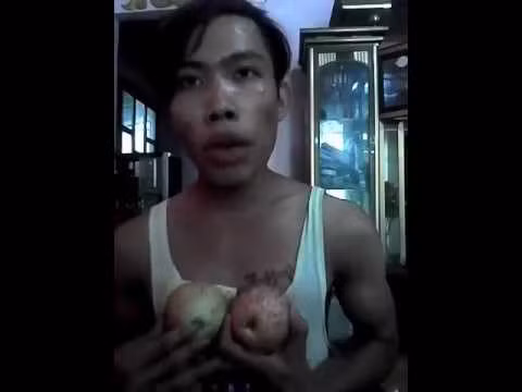 Theo quan điểm của một số bạn trẻ thì Tùng Sơn hay như Lệ Rơi trước đó, họ đều là những "nạn nhân" của các "bầu show rẻ tiền" này. Với sẵn sự ham thích được nhiều người chú ý đến mình, những Tùng Sơn, Lệ Rơi bị người khác xúi giục, lợi dụng và "điều khiển từ xa". Tuy tất cả vẫn đang chỉ là những nghi vấn nhưng càng ngày, khi những người trong cuộc lên tiếng, đặc biệt như Tùng Sơn phải cầu cứu vì không chịu nổi sự uy hiếp của các thế lực đứng sau thì càng có thêm nhiều bằng chứng, cơ sở để khẳng định sự tồn tại của những người chuyên lợi dụng người khác để tạo ra lợi nhuận cho mình. Ảnh: Facebook nhân vật, cắt từ clip.