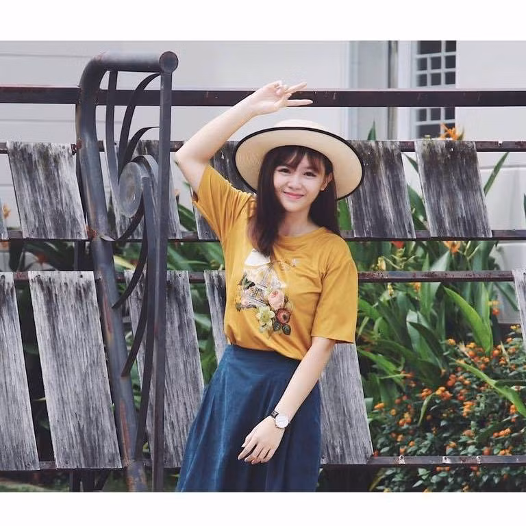 Em gái của chàng phát thanh viên "đẹp trai nhất Vịnh Bắc bộ" tên thật là Nguyễn Thị Mộng Mơ - một cái tên quá đặc biệt. Mộng Mơ có nickname là Timmy Nguyễn, sinh năm 2001 đang là học sinh trường Ngô Thời Nhiệm, TP. Thủ Dầu Một, tỉnh Bình Dương… Sự nổi tiếng của anh trai Hải Dương phần nào khiến cô em Mộng Mơ được "thơm lây", khi đã có rất nhiều dân mạng thường xuyên tag tên hai người vào những bức ảnh đẹp, thú vị trên Facebook.