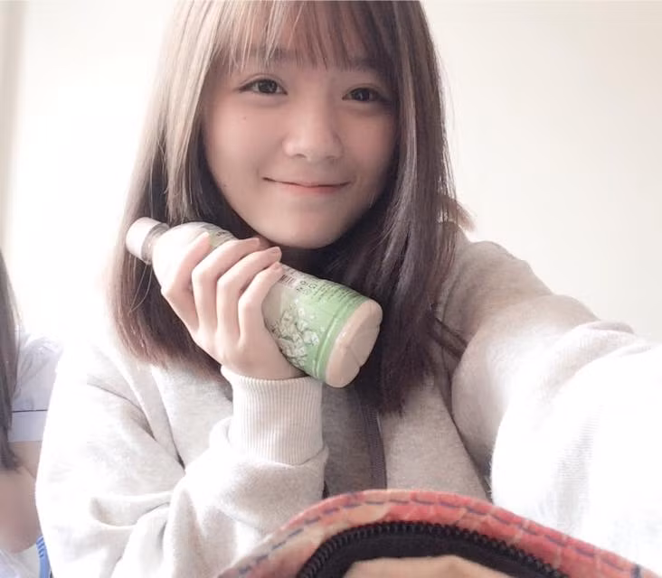 Xinh xắn và có sở thích chụp hình giống hệt anh trai, bé Mộng Mơ có rất nhiều bức ảnh "tự sướng" thú vị.