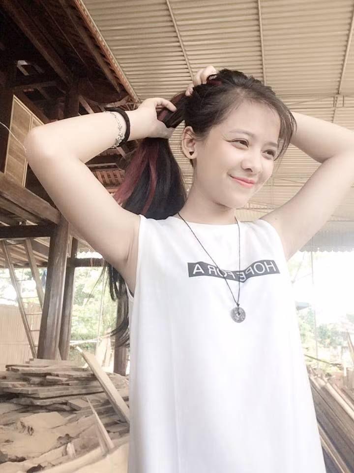 Một khoảnh khắc đời thường đáng yêu của Chế Thị Lâm Oanh - nữ sinh người dân tộc Chăm đang khiến dân mạng Việt xôn xao. Ảnh trong bài: Facebook Tây Tây.