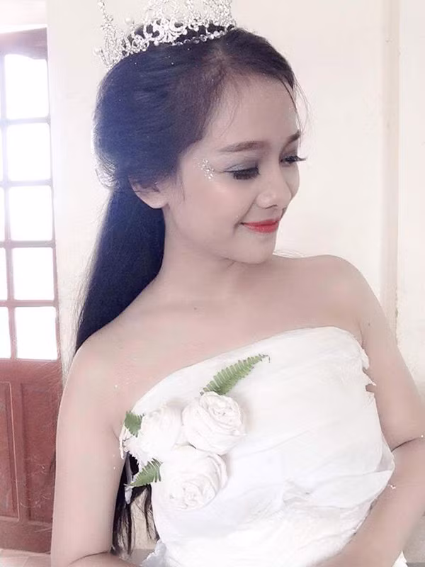 Tuy nhiên, nếu là người Nghệ An hoặc là một người quan tâm, khán giả quen thuộc của nhiều cuộc thi nhan sắc trong phạm vi Nghệ An, chắc chắn mọi người sẽ nhanh chóng nhận ra Chế Thị Lâm Oanh, bởi thời gian gần đây nữ sinh dân tộc Chăm này rất thường xuyên tham gia các cuộc thi tài sắc, người đẹp trong vùng và nhận được một số giải thưởng, danh hiệu đáng tự hào.